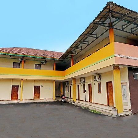 Oyo 91955 Pondokan Cempaka Cirebon Kültér fotó