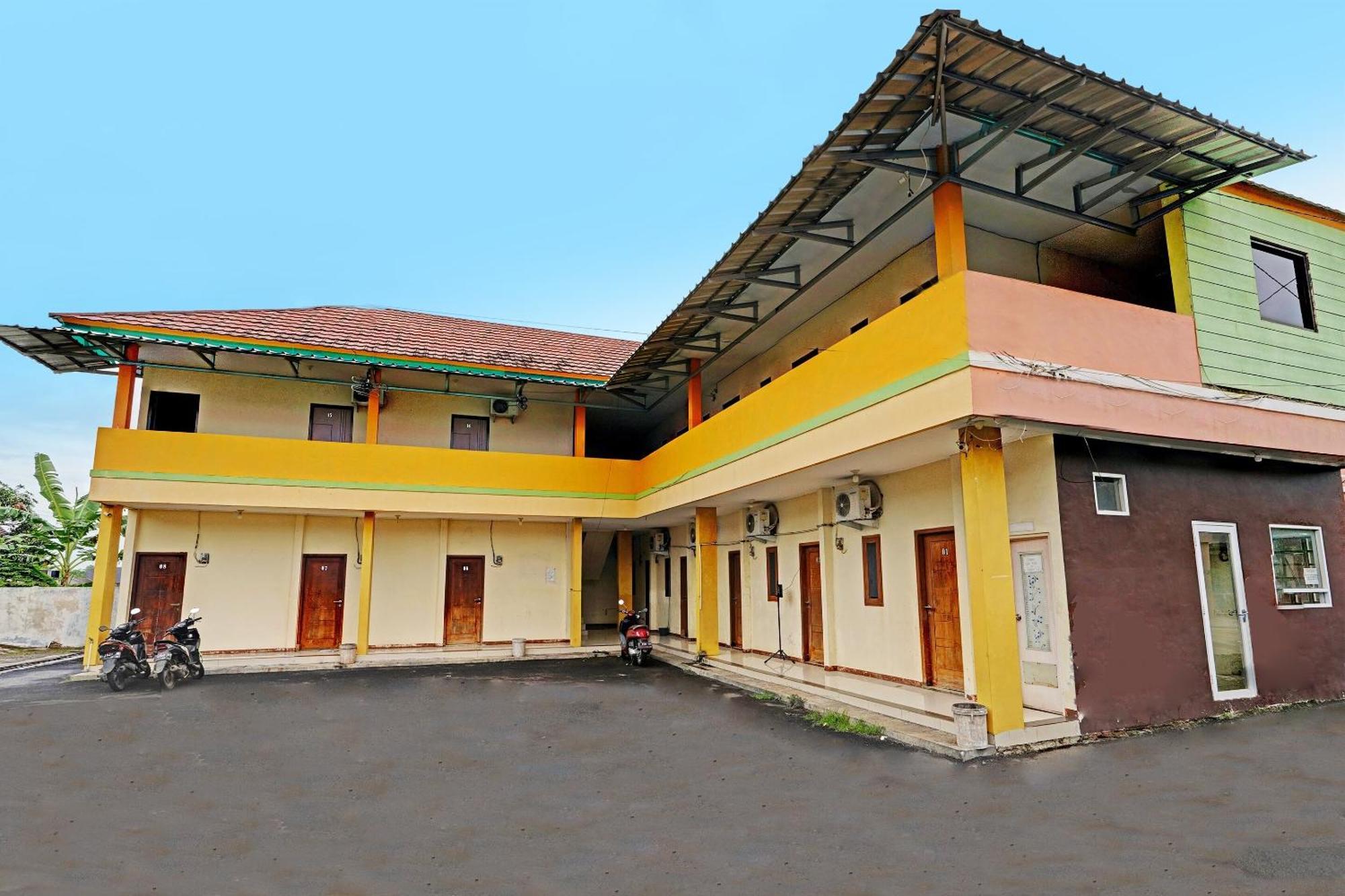Oyo 91955 Pondokan Cempaka Cirebon Kültér fotó