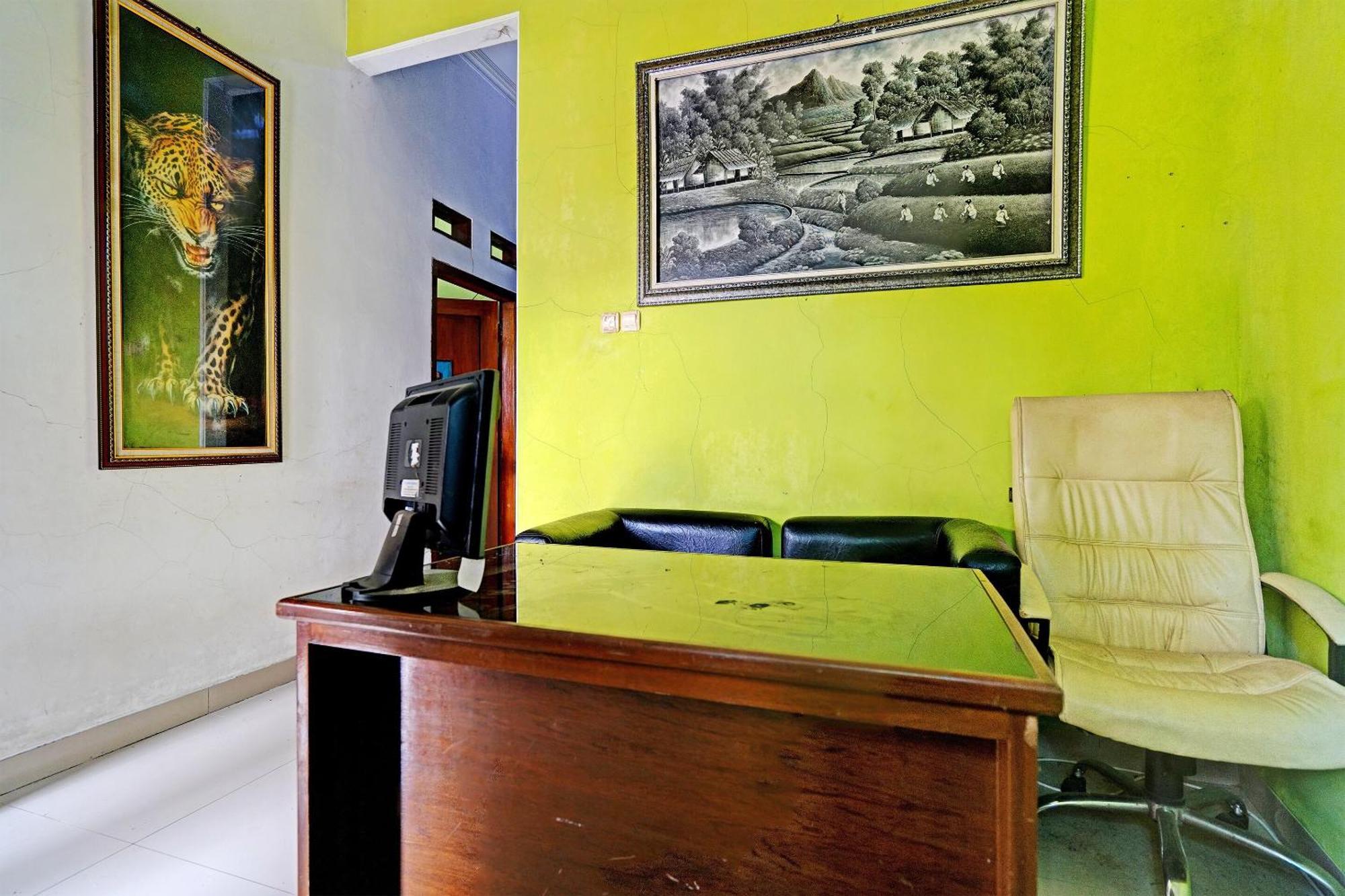 Oyo 91955 Pondokan Cempaka Cirebon Kültér fotó