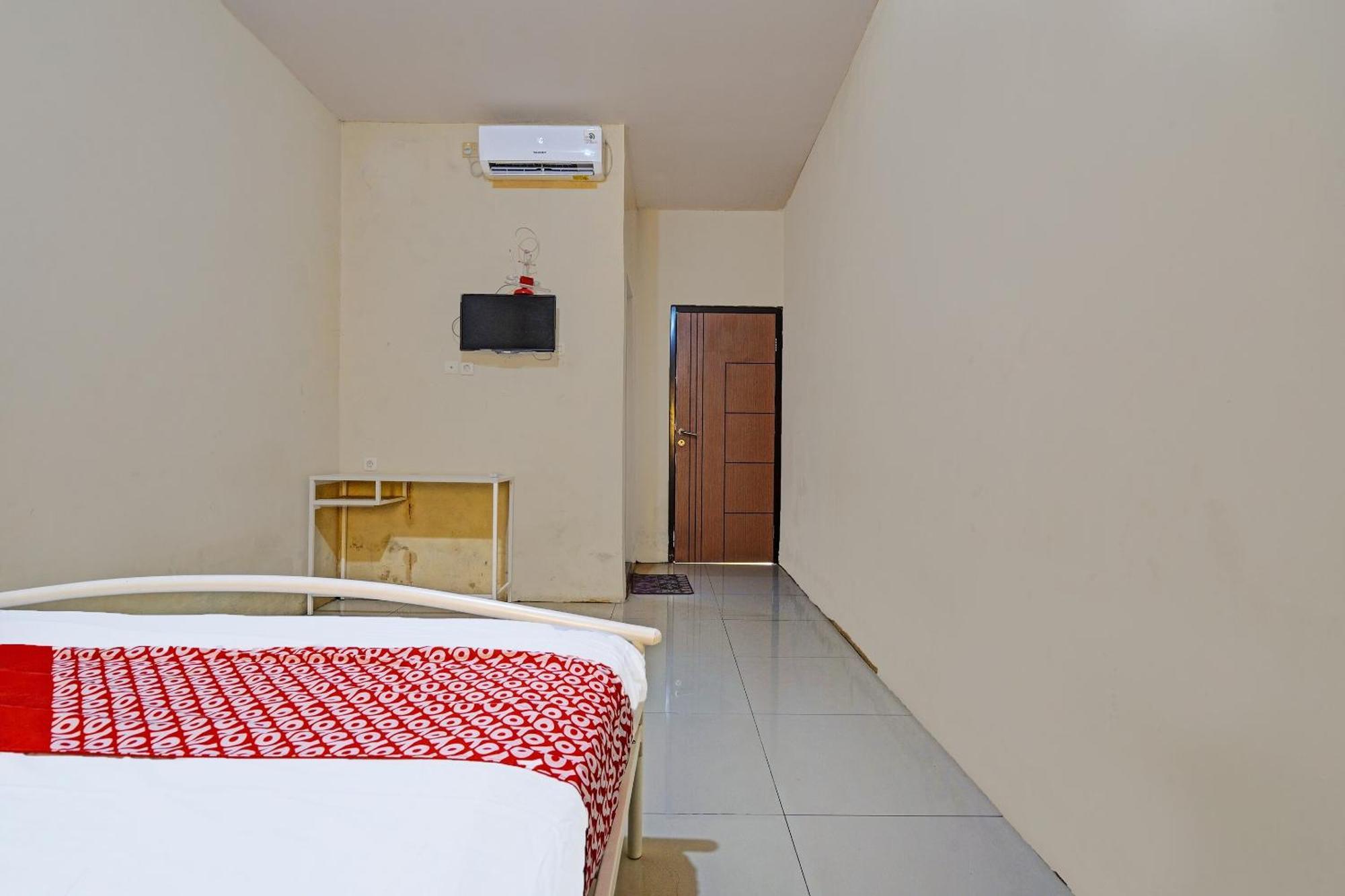Oyo 91955 Pondokan Cempaka Cirebon Kültér fotó