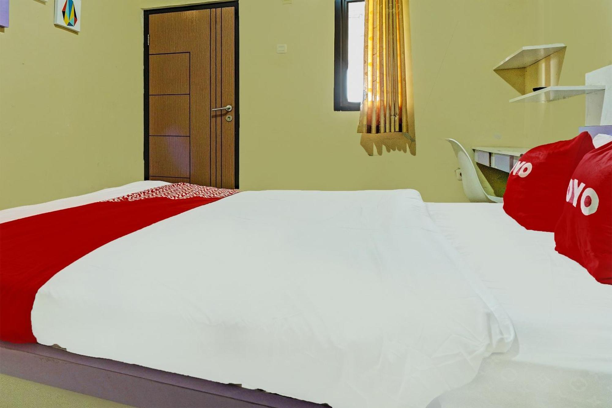 Oyo 91955 Pondokan Cempaka Cirebon Kültér fotó