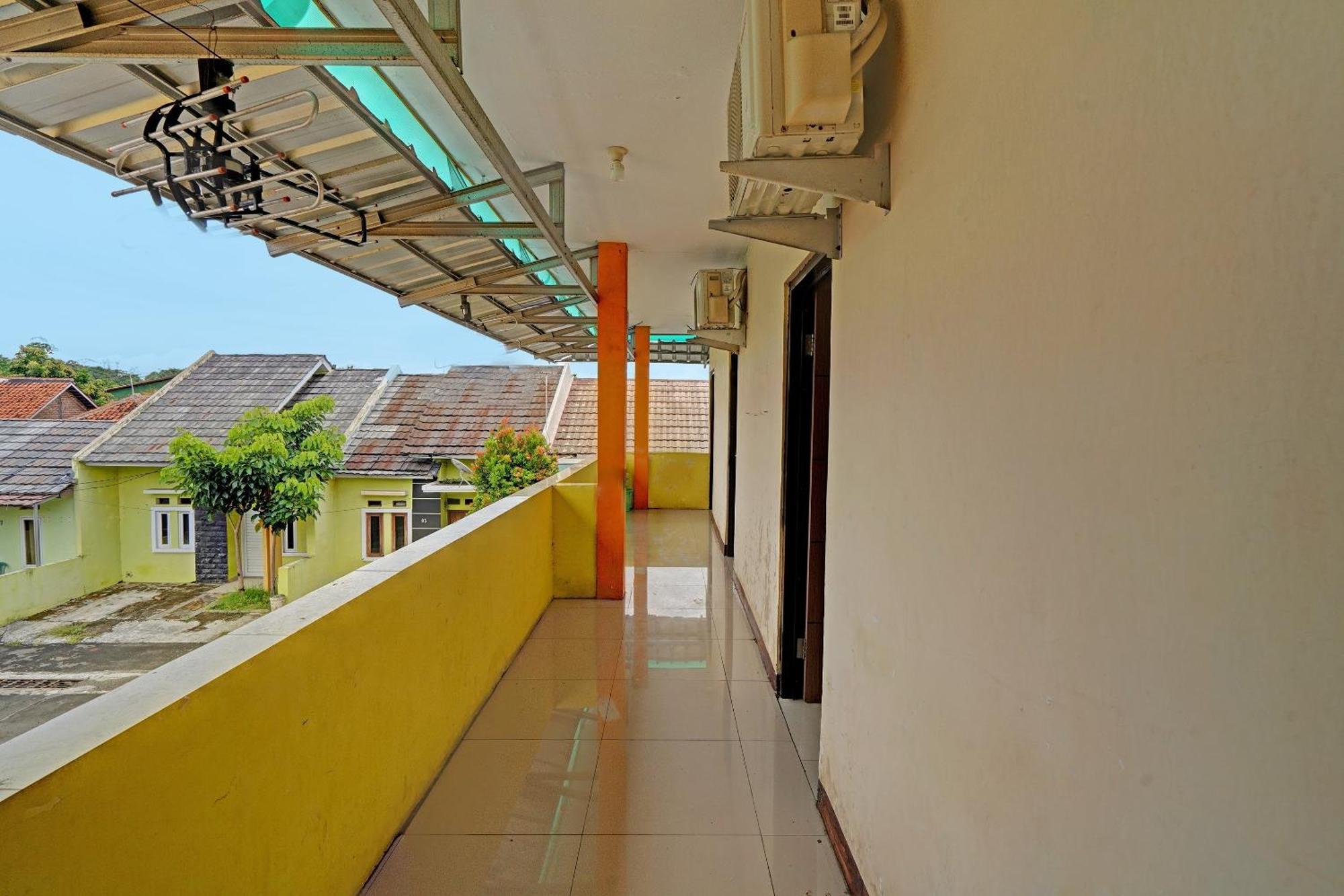 Oyo 91955 Pondokan Cempaka Cirebon Kültér fotó