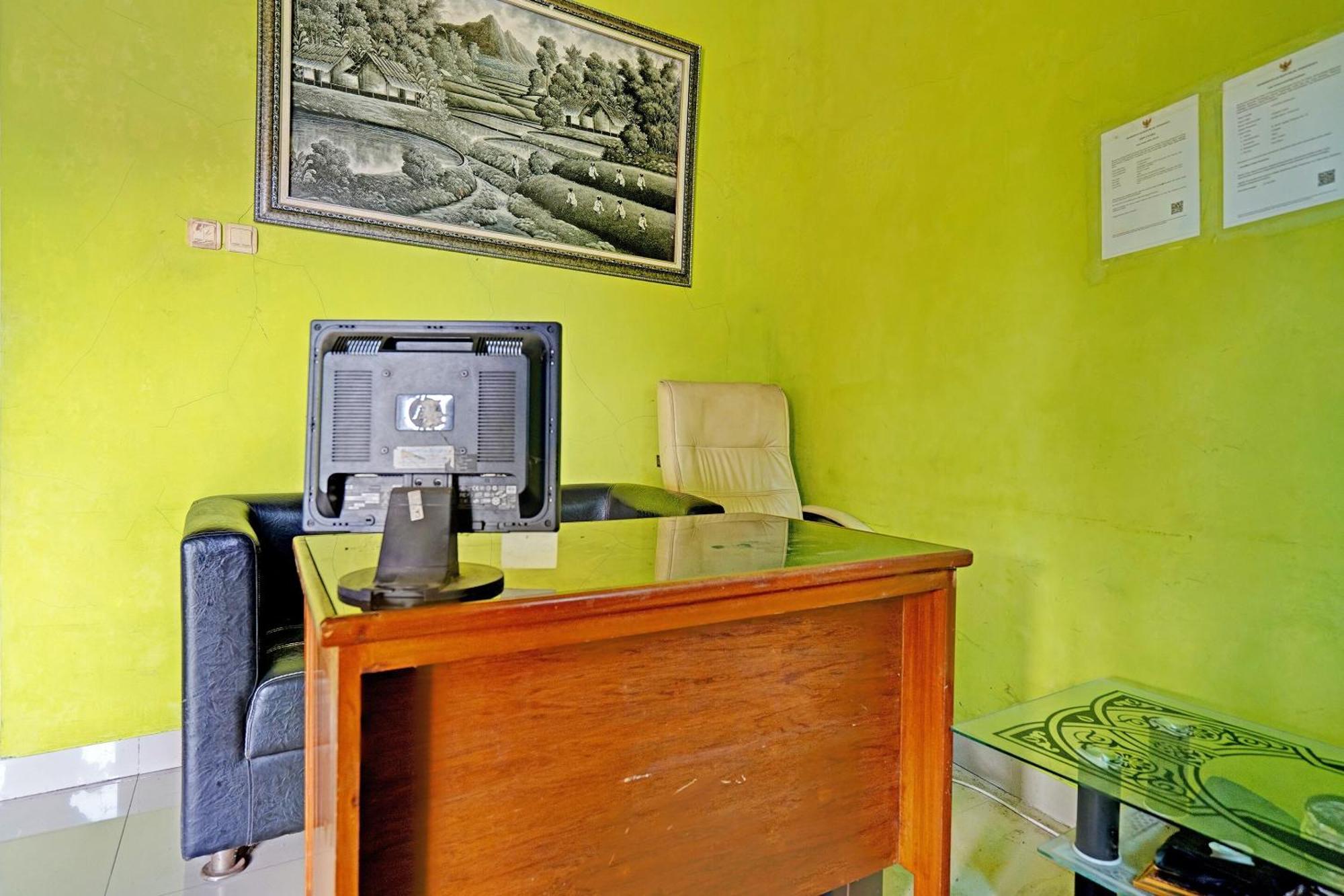Oyo 91955 Pondokan Cempaka Cirebon Kültér fotó